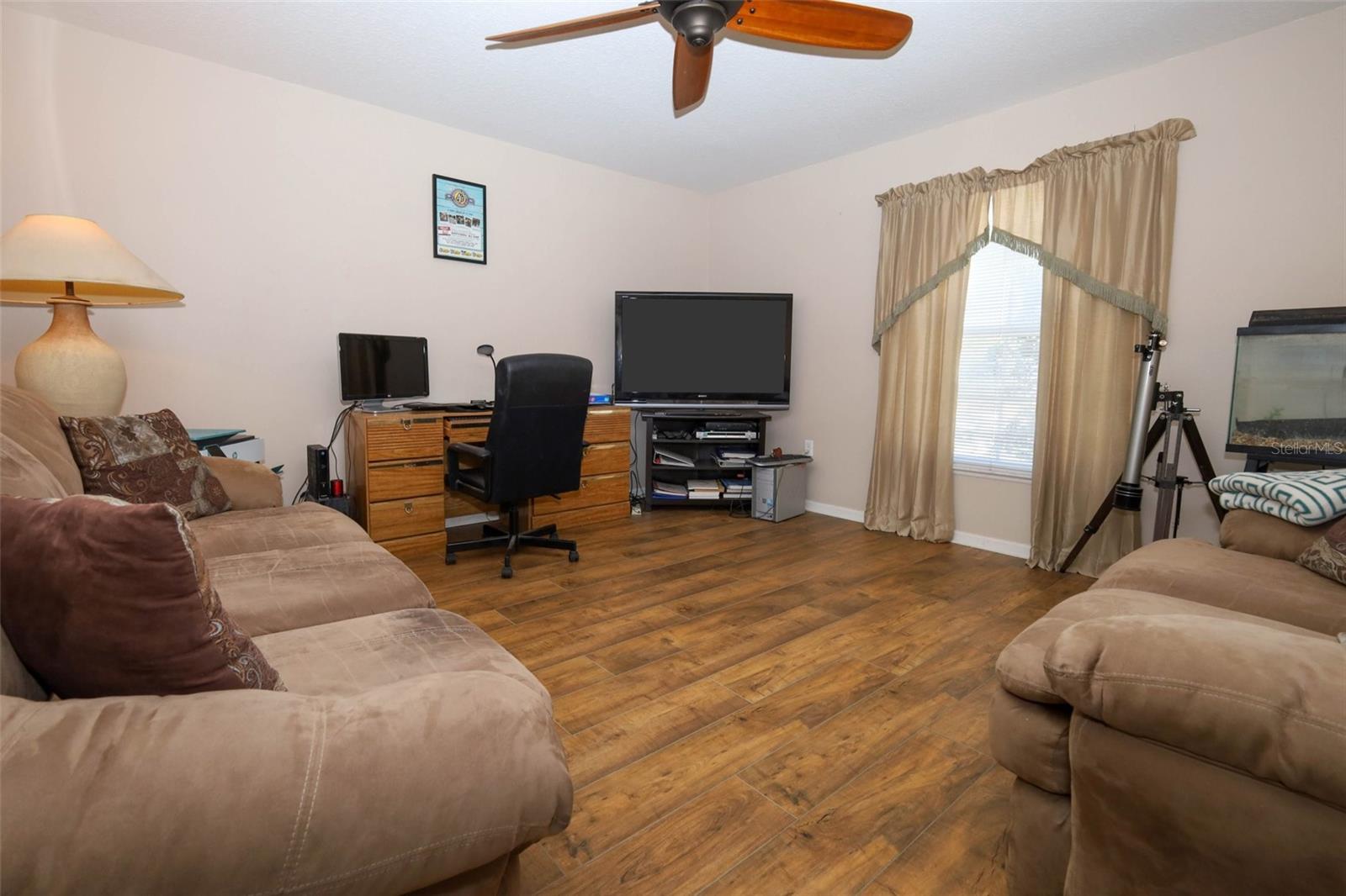 Image 21 of 42 For 210 Pinefield Drive