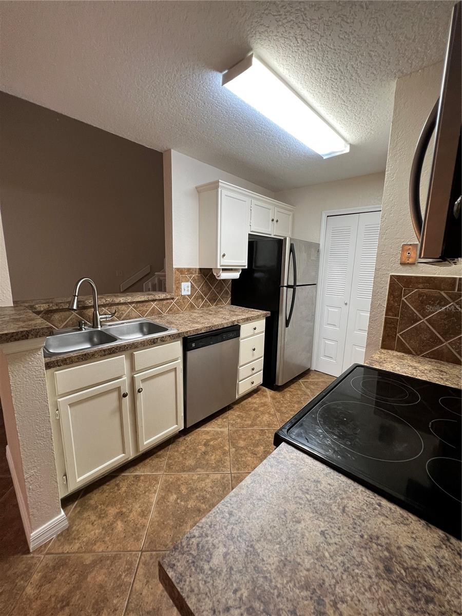 Image 5 of 30 For 954 Forest Ridge Court 202