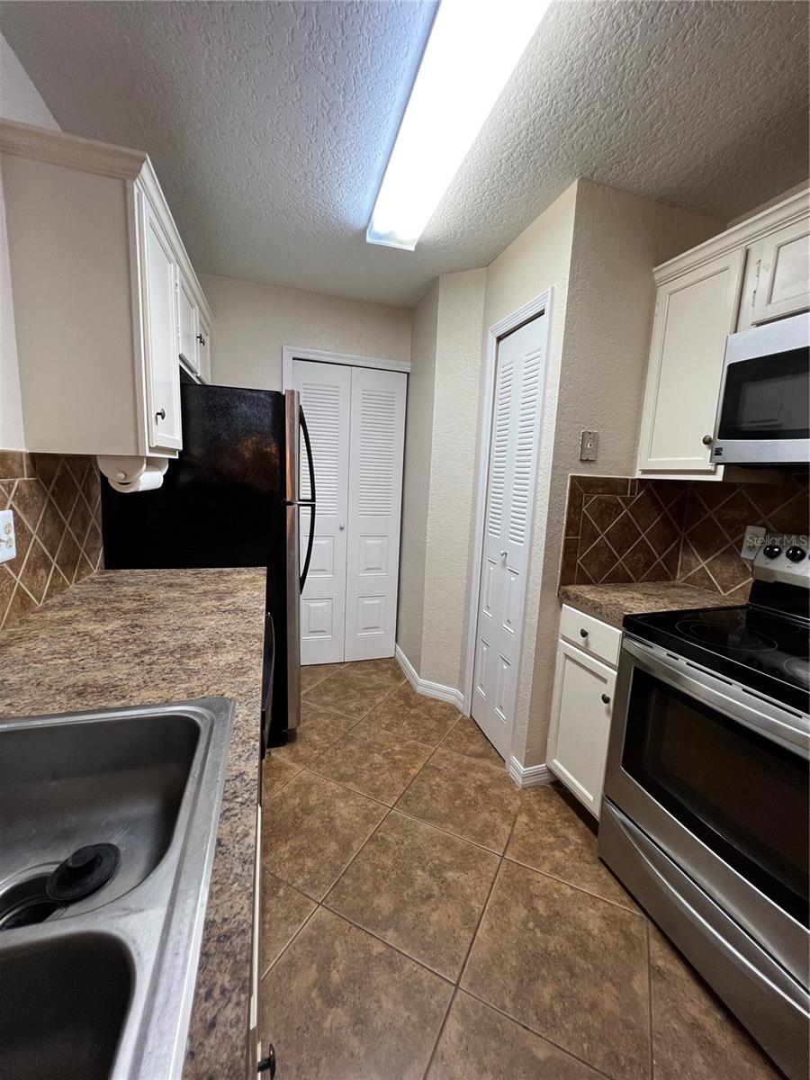 Image 6 of 30 For 954 Forest Ridge Court 202