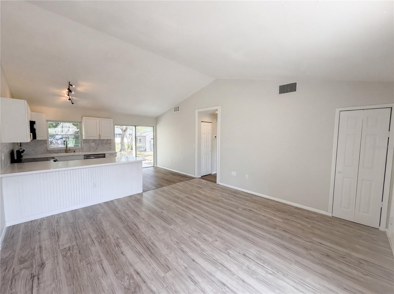 Listing photo id 8 for 3130 Ludlow Drive