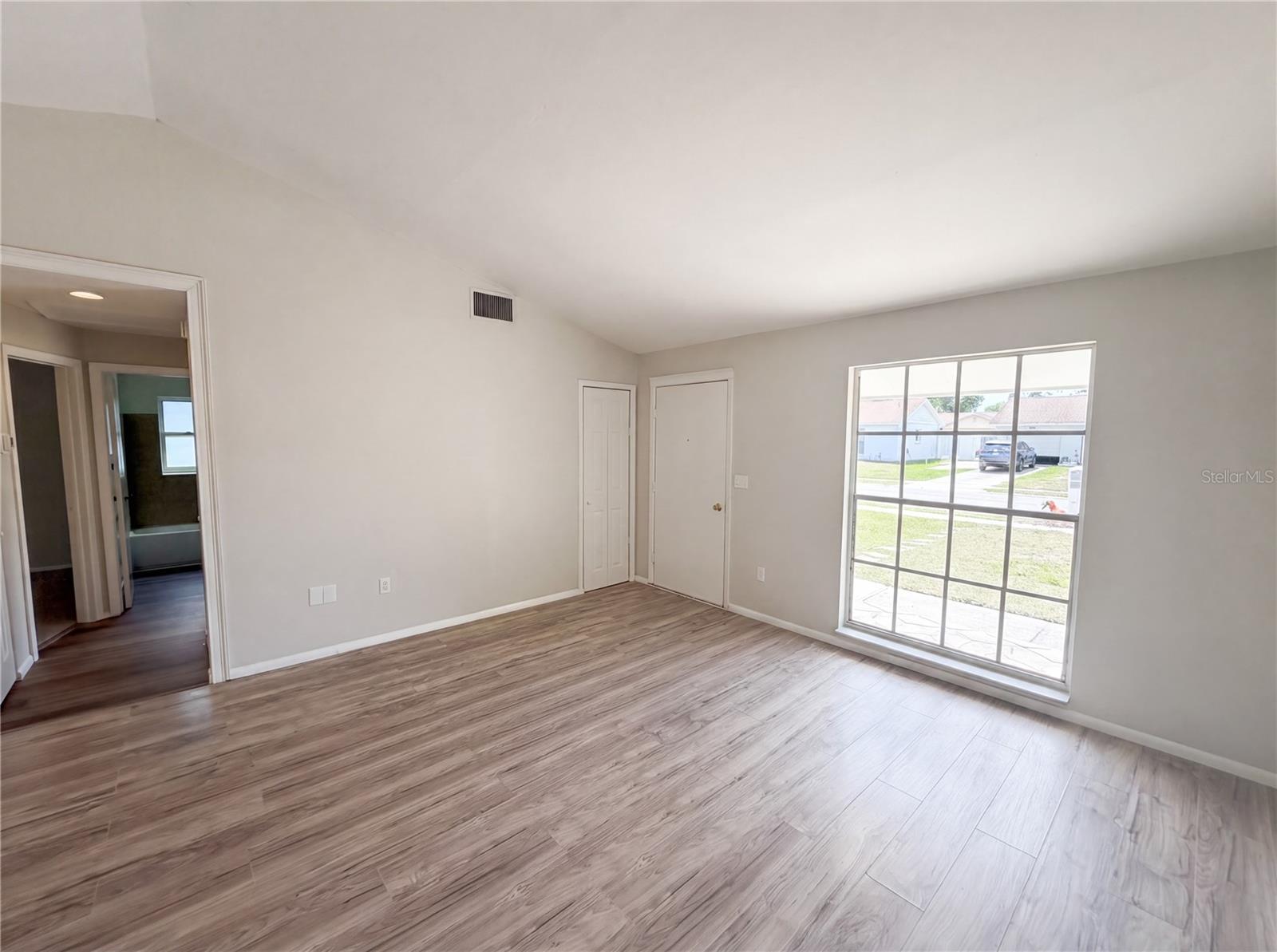 Listing photo id 9 for 3130 Ludlow Drive