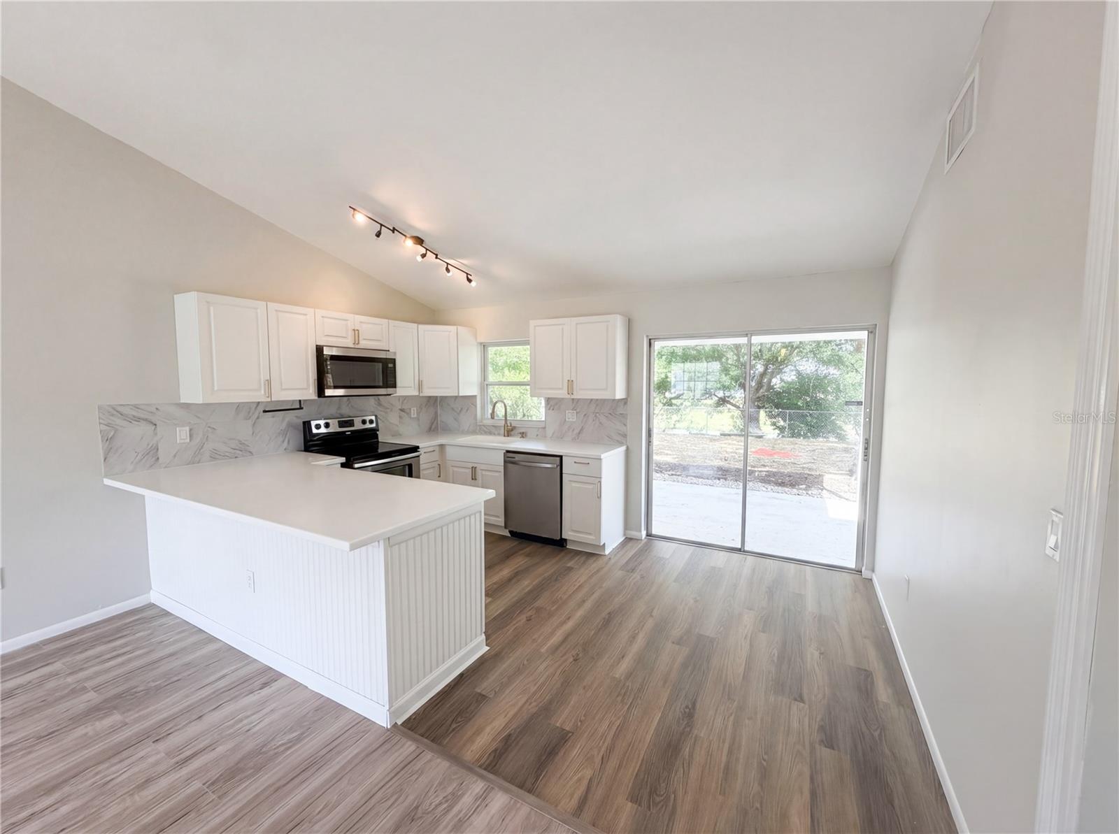 Listing photo id 10 for 3130 Ludlow Drive