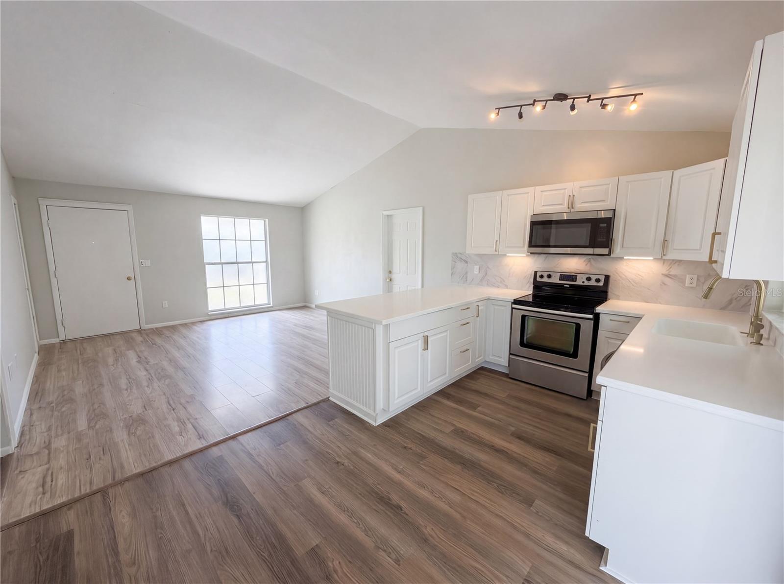 Listing photo id 11 for 3130 Ludlow Drive