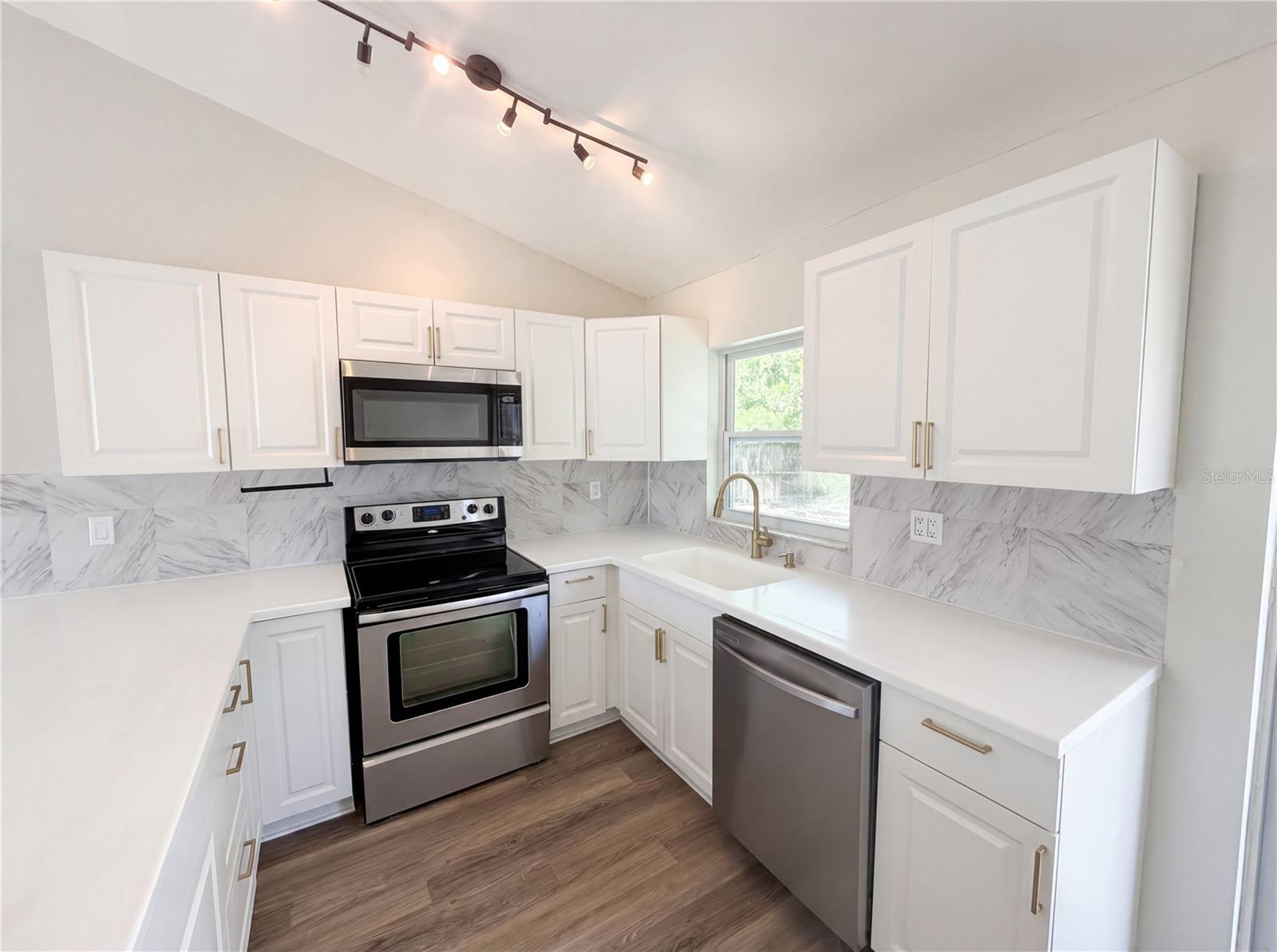 Listing photo id 12 for 3130 Ludlow Drive