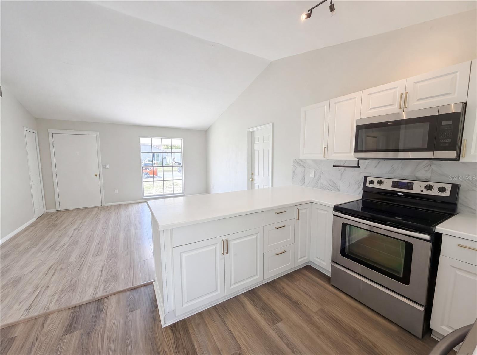 Listing photo id 13 for 3130 Ludlow Drive
