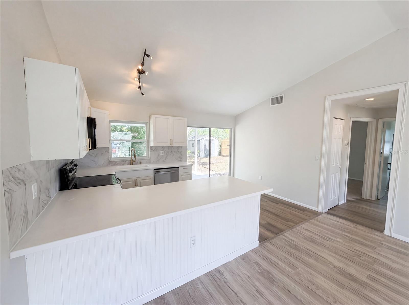 Listing photo id 14 for 3130 Ludlow Drive