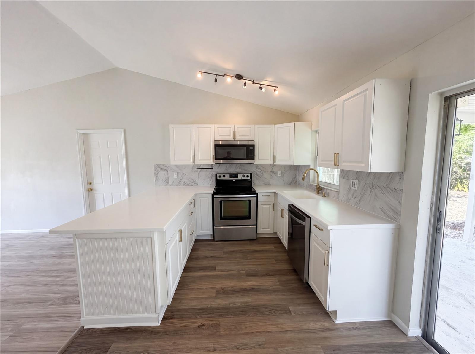 Listing photo id 0 for 3130 Ludlow Drive