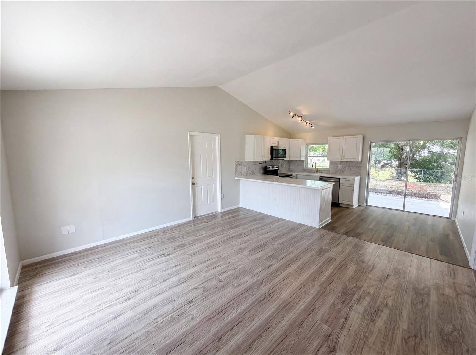 Listing photo id 1 for 3130 Ludlow Drive