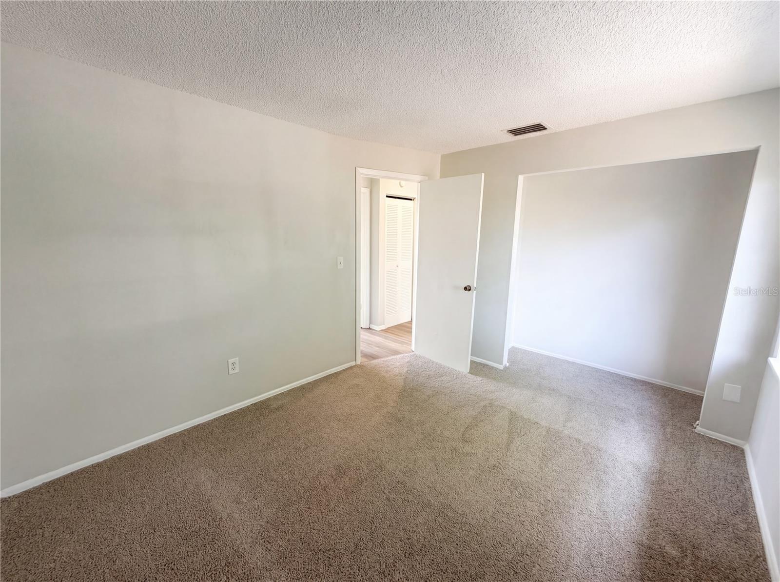 Listing photo id 2 for 3130 Ludlow Drive