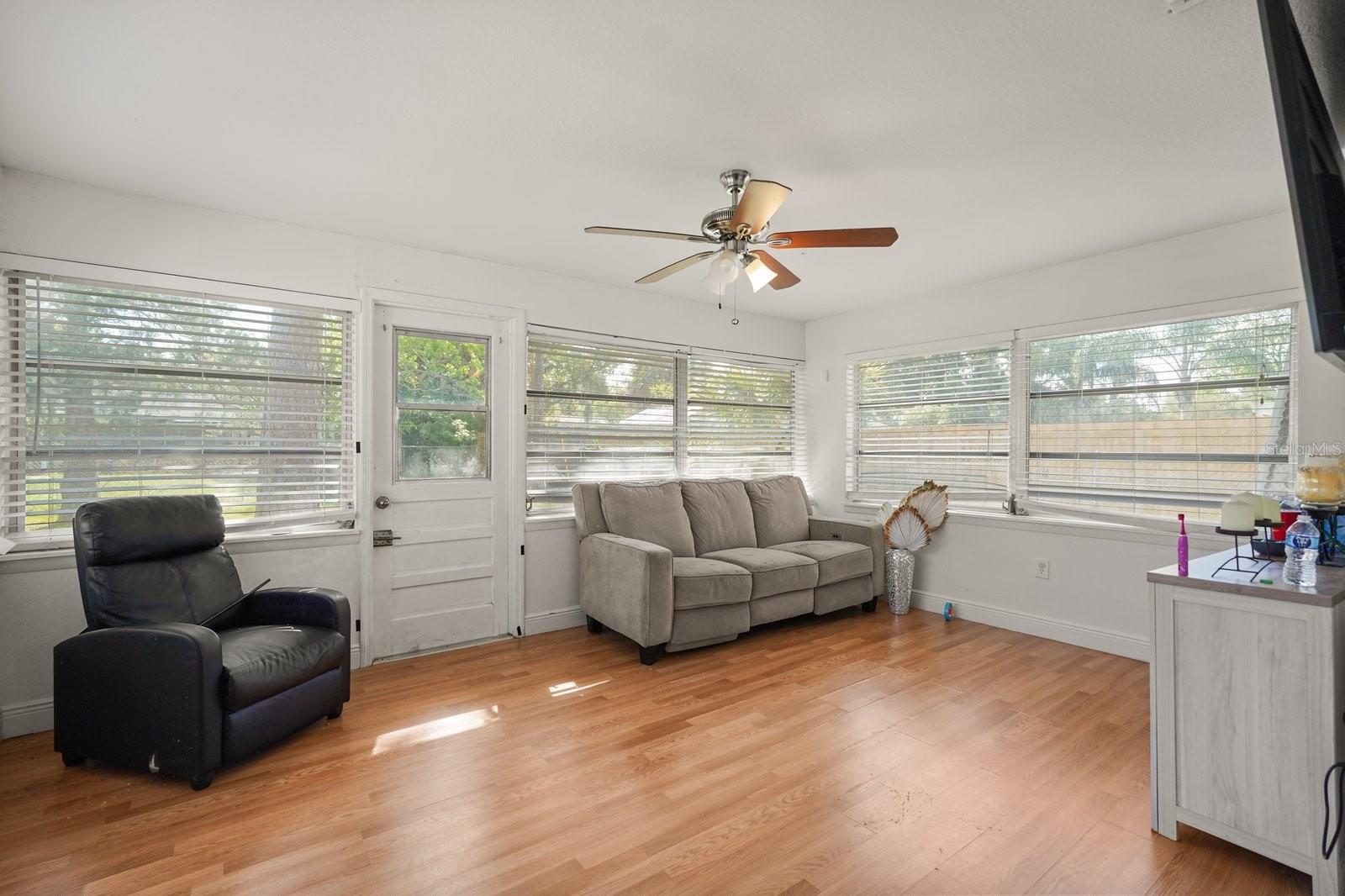 Image 10 of 24 For 814 Densmore Dr