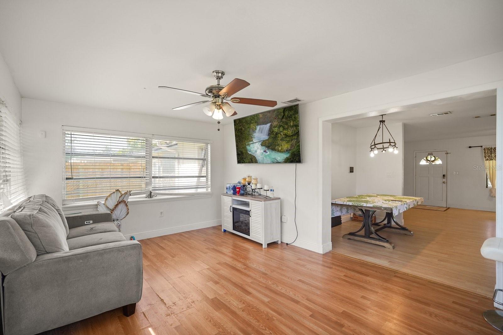 Image 4 of 24 For 814 Densmore Dr