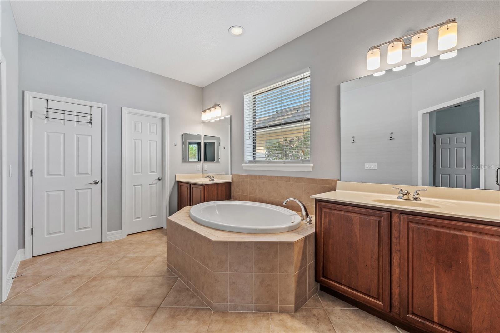 Image 14 of 24 For 838 Strathmore Drive