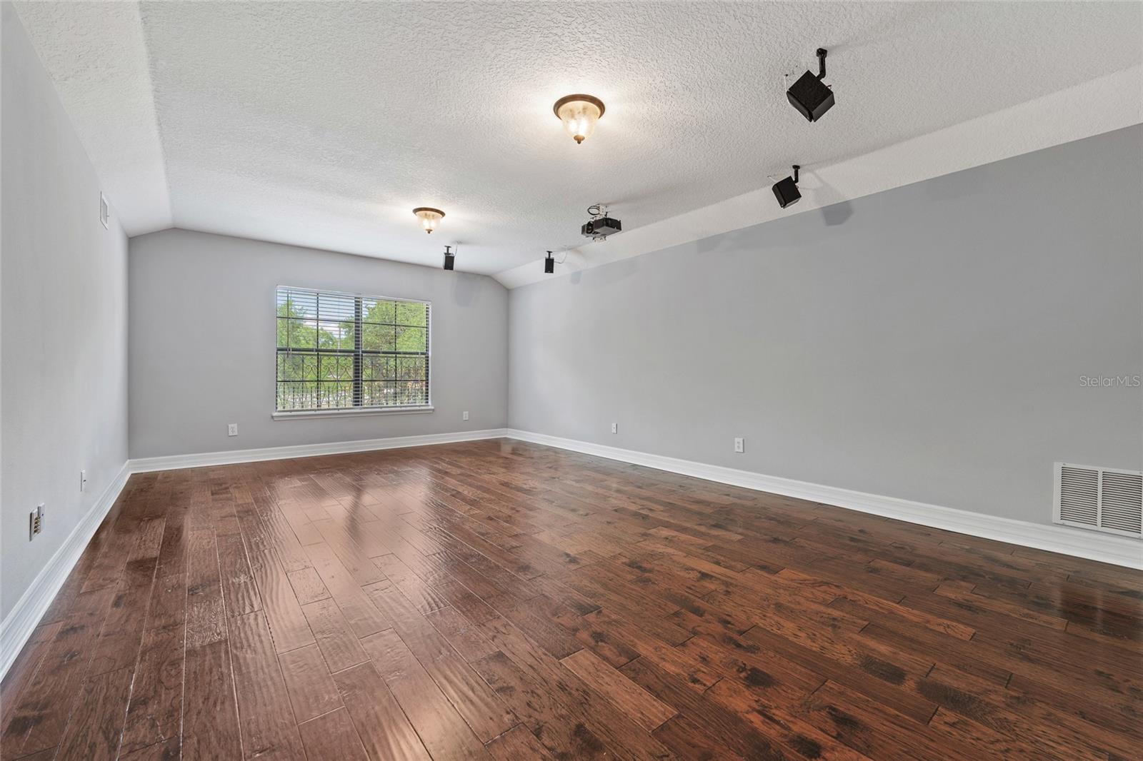 Image 20 of 24 For 838 Strathmore Drive