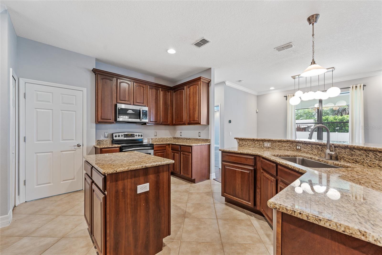 Image 6 of 24 For 838 Strathmore Drive