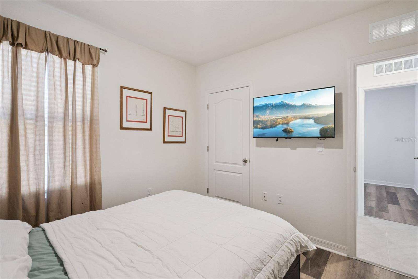 Image 19 of 35 For 916 August Sky Drive