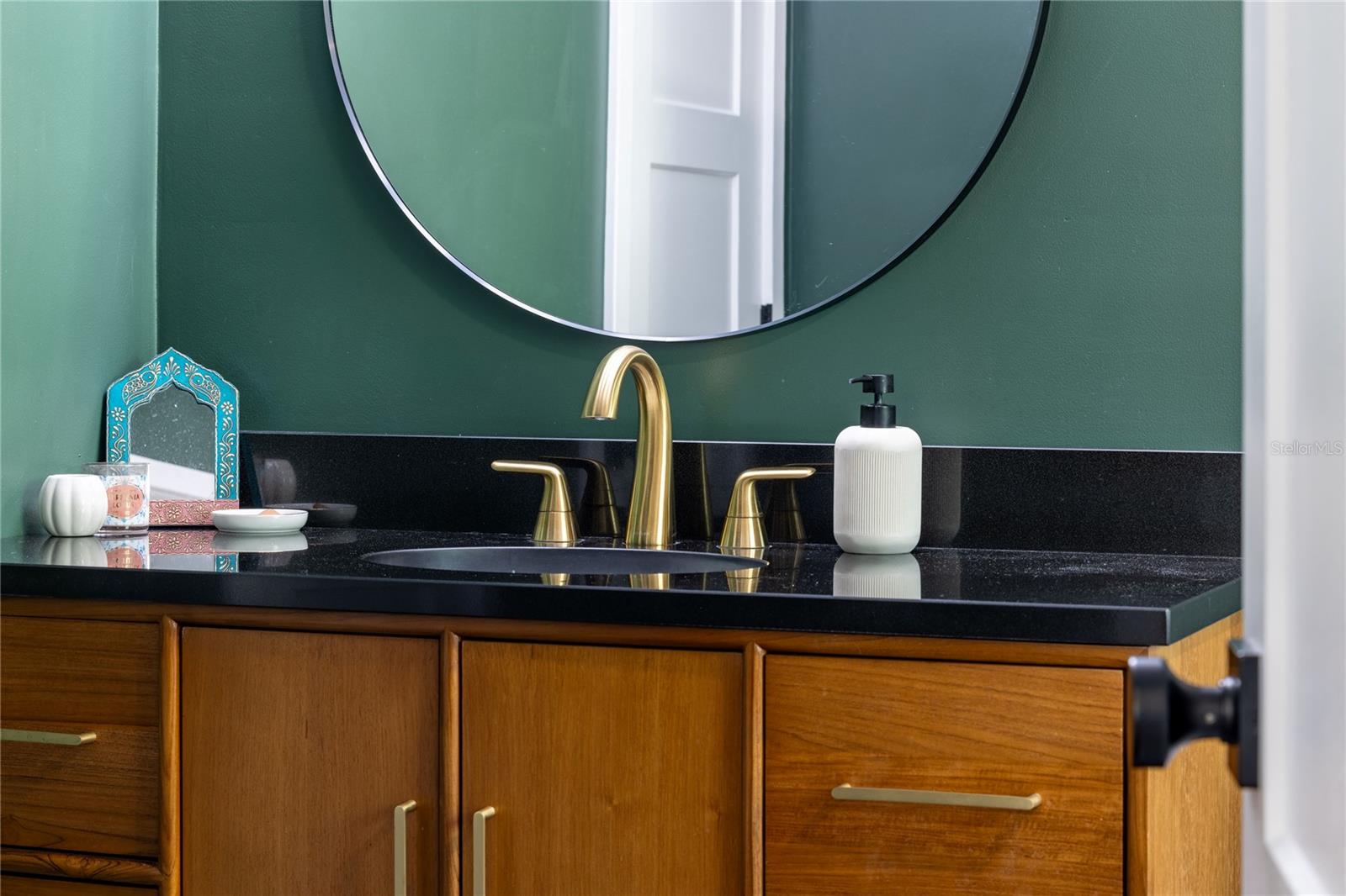 Image 25 of 52 For 2009 Lily Court