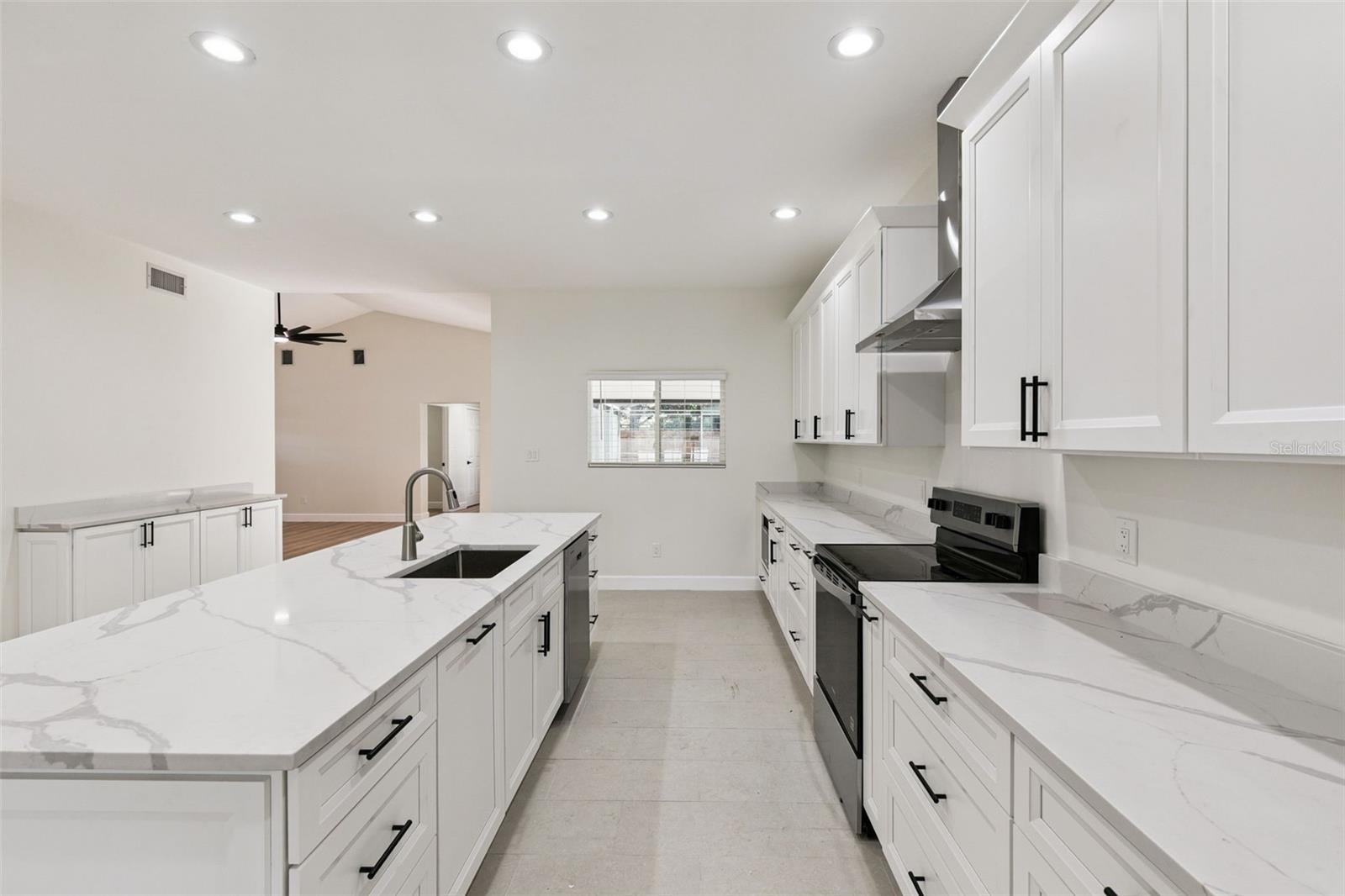 Image 10 of 39 For 709 Windwillow Circle