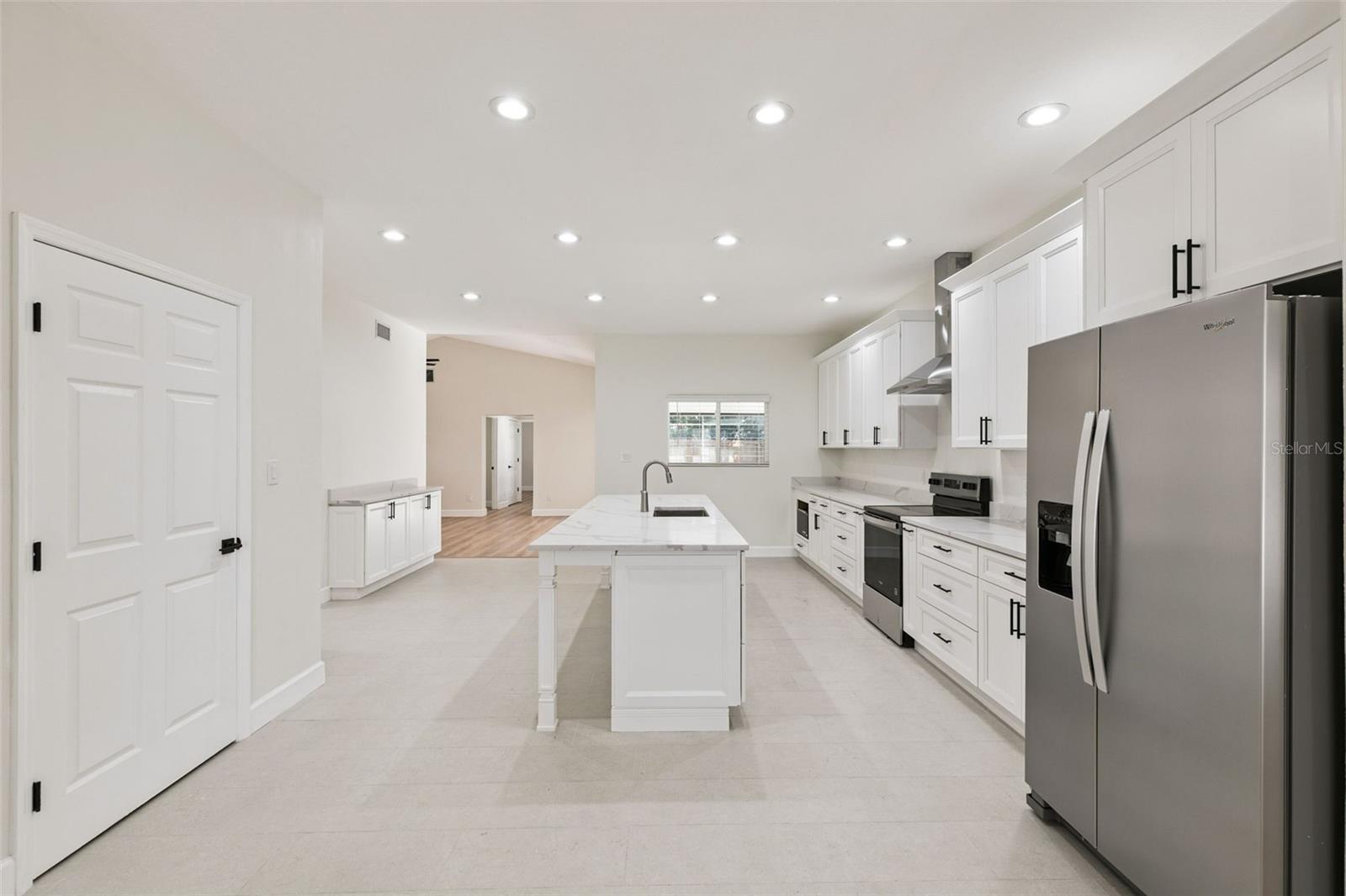 Image 11 of 39 For 709 Windwillow Circle