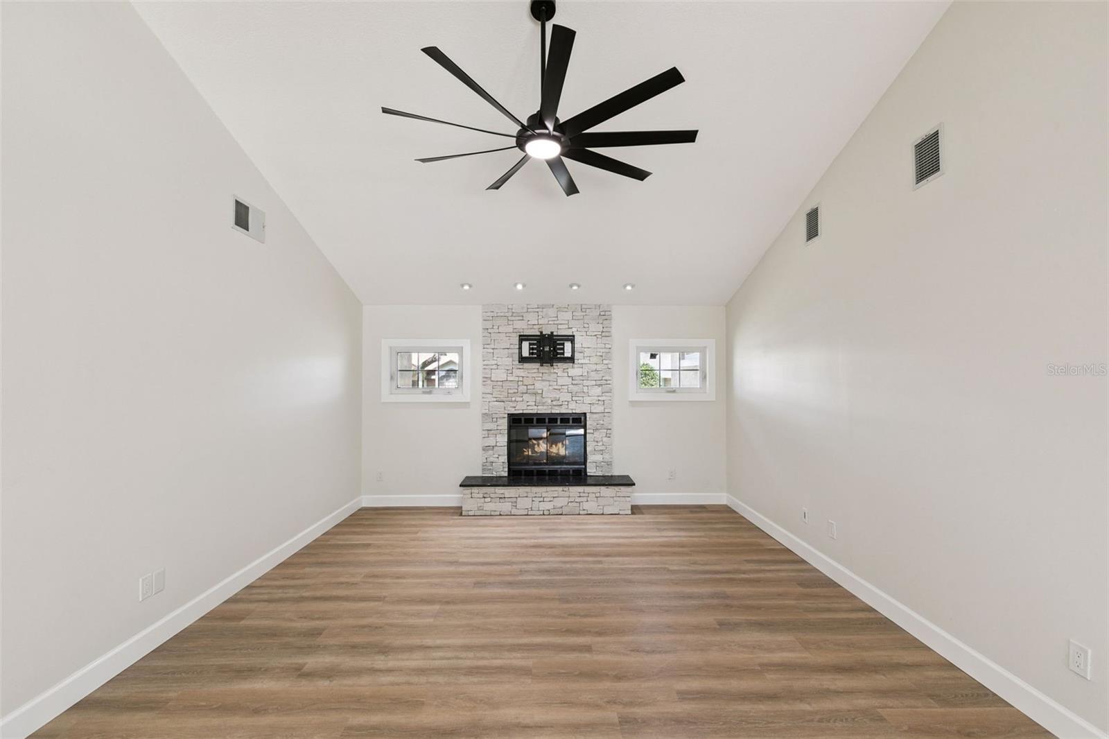 Image 12 of 39 For 709 Windwillow Circle