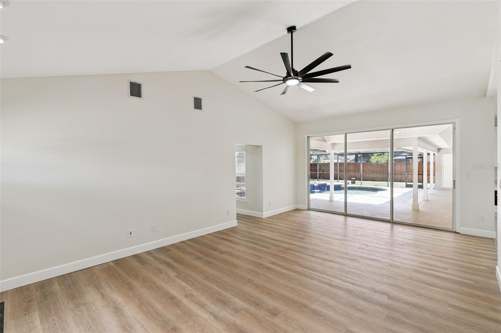 Image 13 of 39 For 709 Windwillow Circle