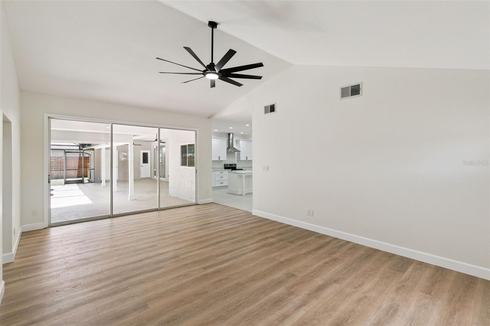 Image 14 of 39 For 709 Windwillow Circle