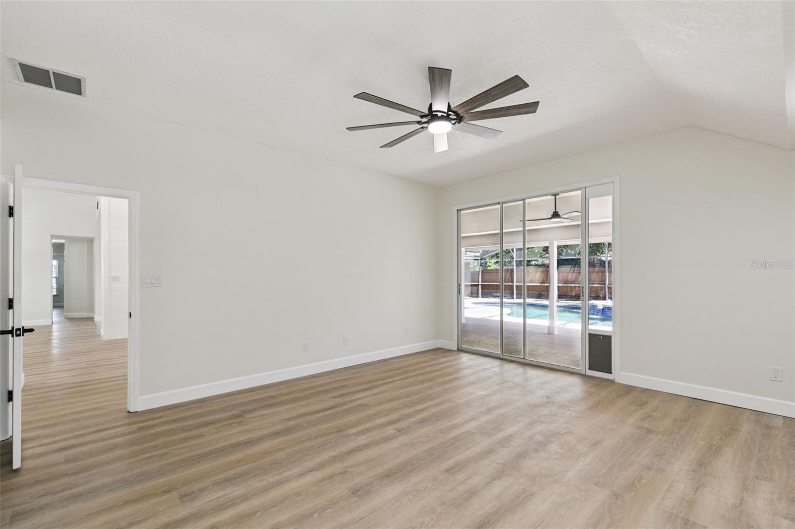 Image 15 of 39 For 709 Windwillow Circle