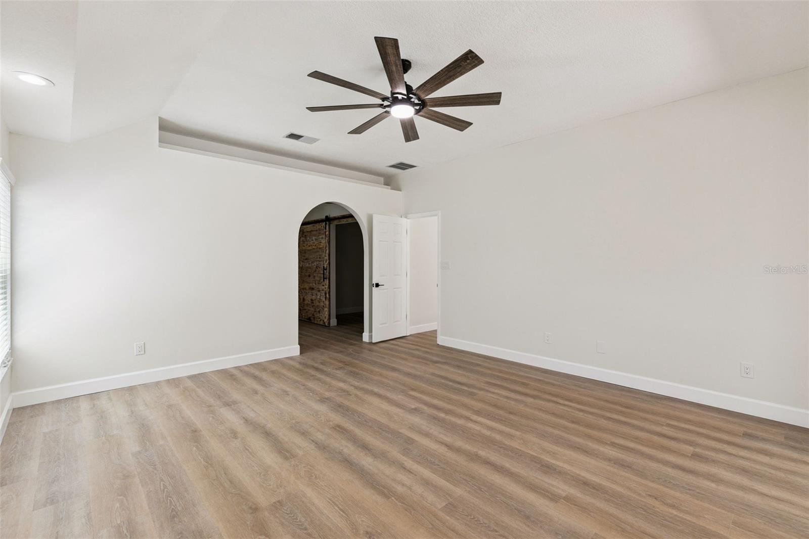 Image 16 of 39 For 709 Windwillow Circle