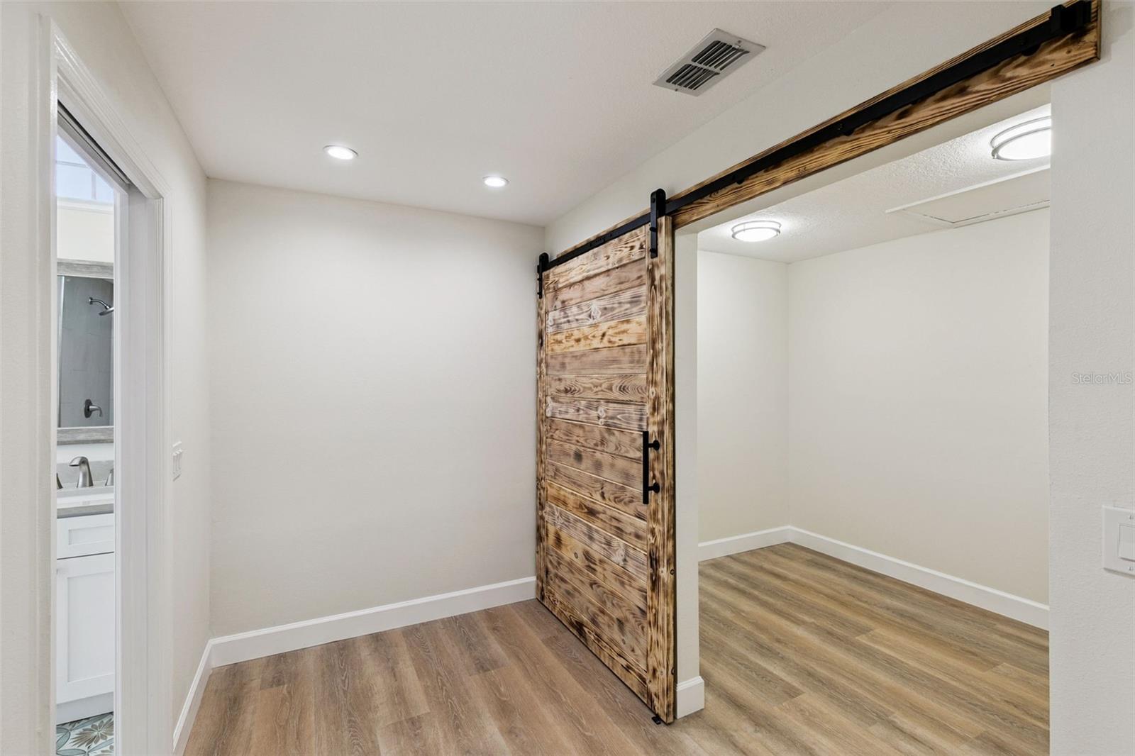 Image 17 of 39 For 709 Windwillow Circle