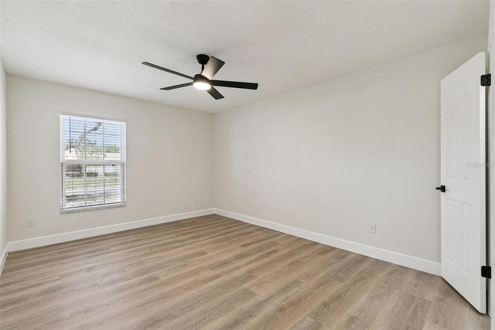 Image 23 of 39 For 709 Windwillow Circle