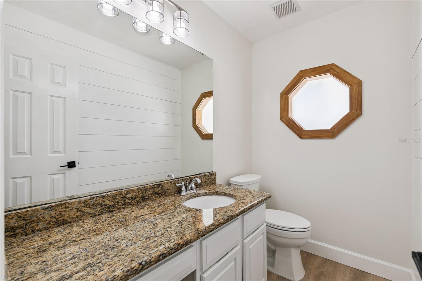 Image 27 of 39 For 709 Windwillow Circle