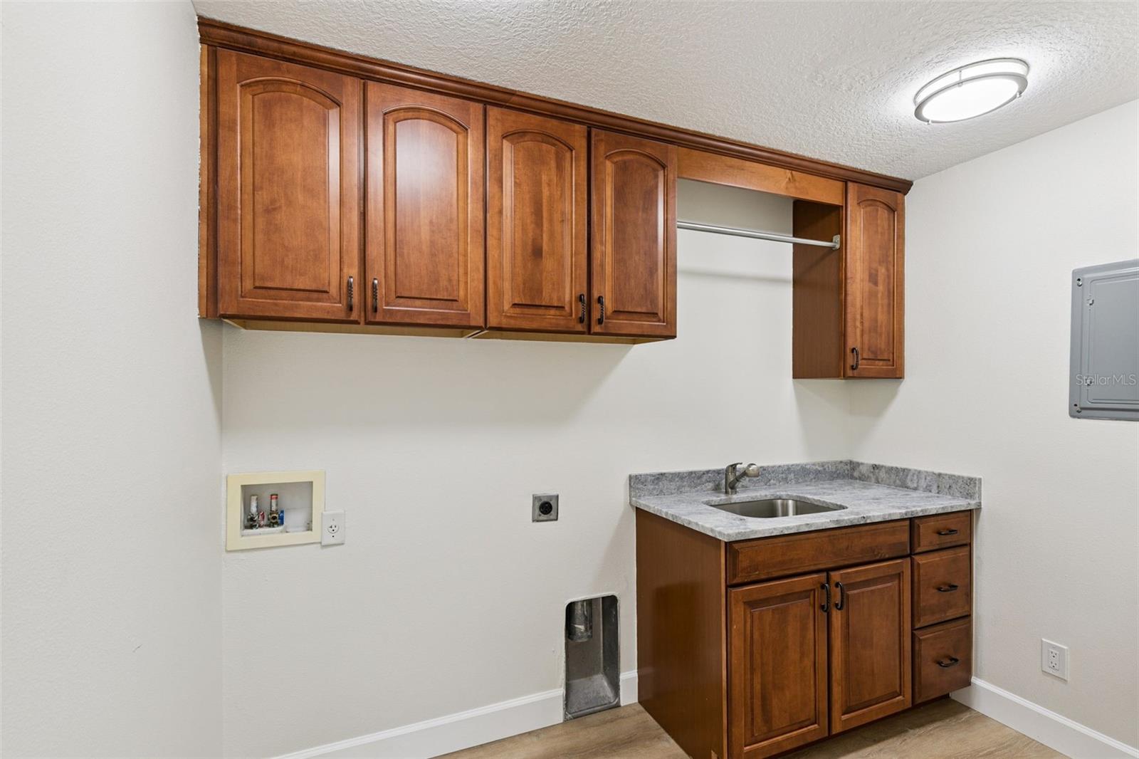 Image 29 of 39 For 709 Windwillow Circle