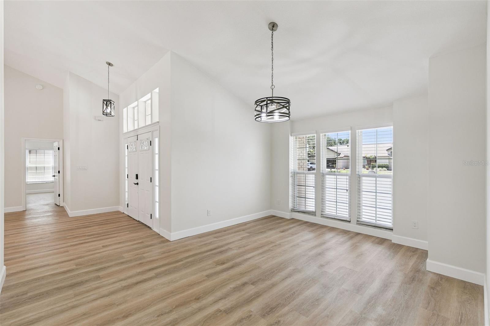 Image 5 of 39 For 709 Windwillow Circle