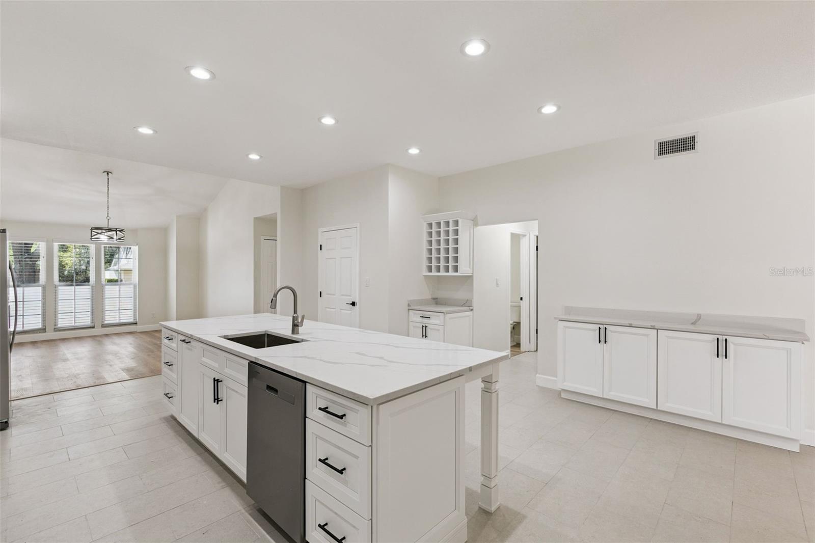 Image 8 of 39 For 709 Windwillow Circle