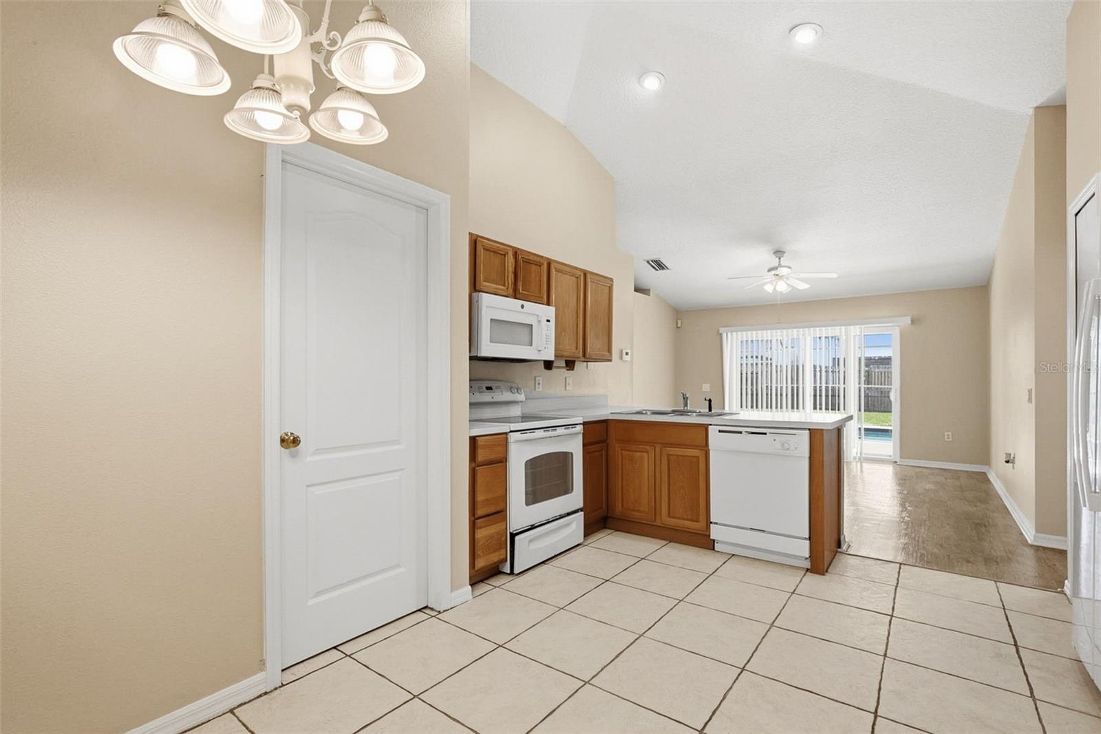 Image 18 of 36 For 3049 Castle Rock Circle