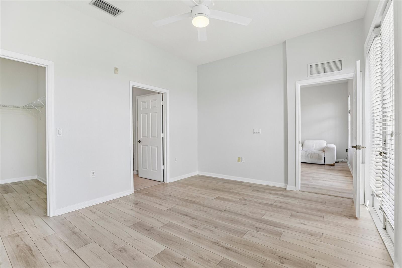 Image 21 of 35 For 2315 Upper Park Road 302