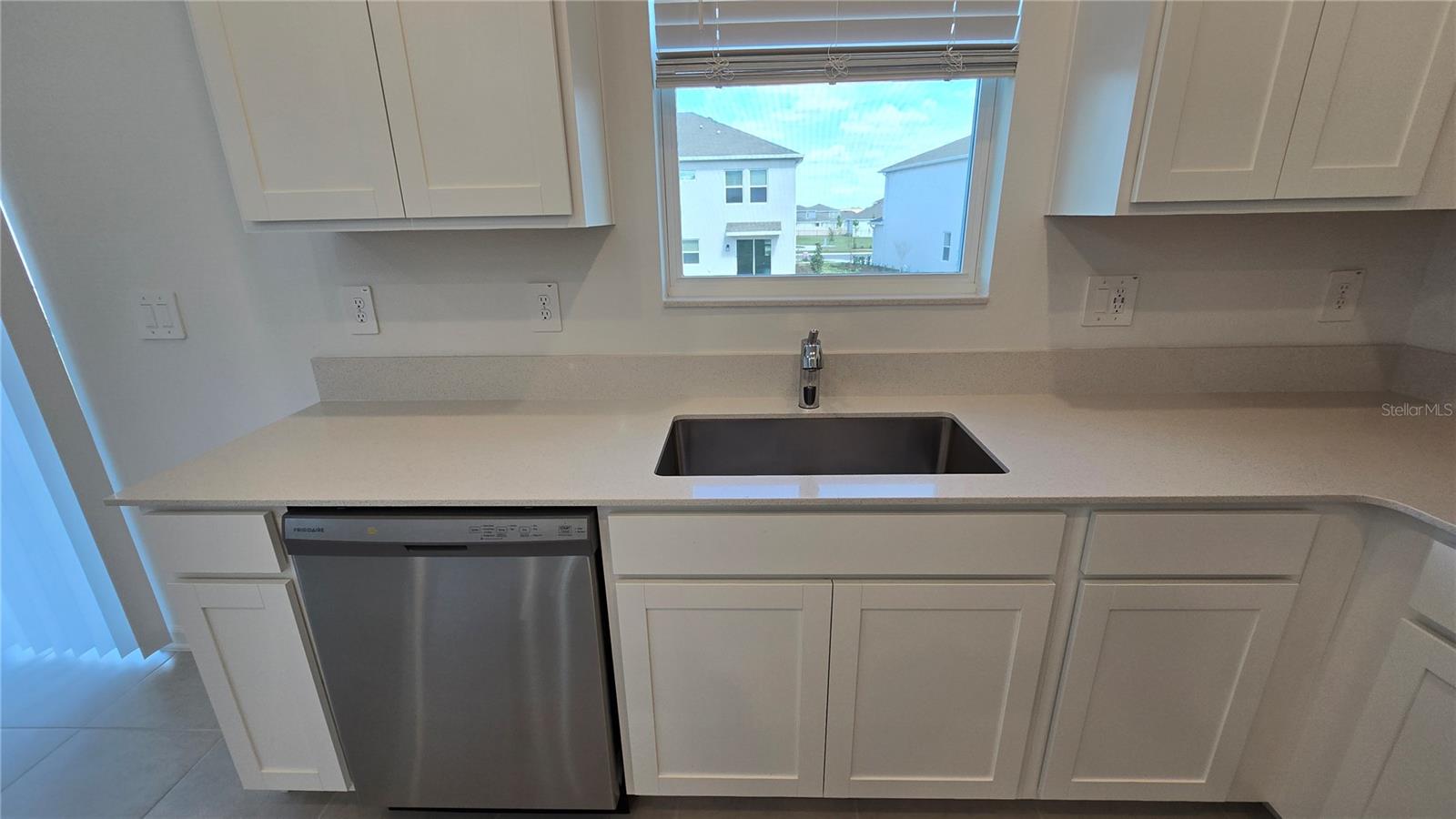 Image 17 of 82 For 2664 Armstrong Avenue