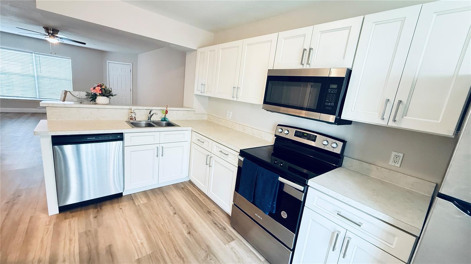 Image 7 of 27 For 3651 Goldenrod Road E106