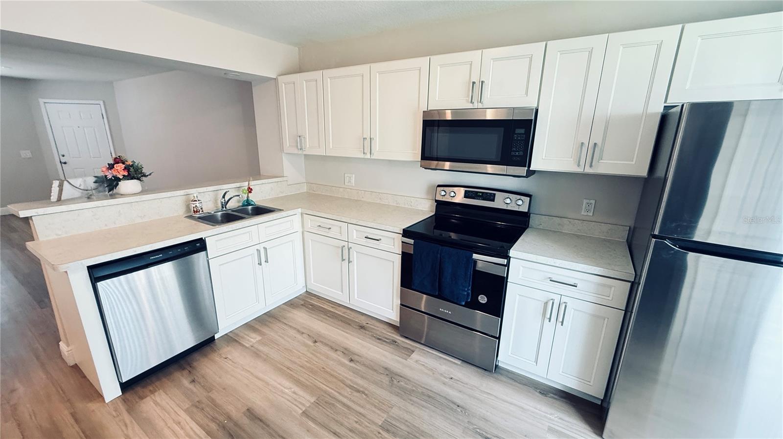 Image 9 of 27 For 3651 Goldenrod Road E106