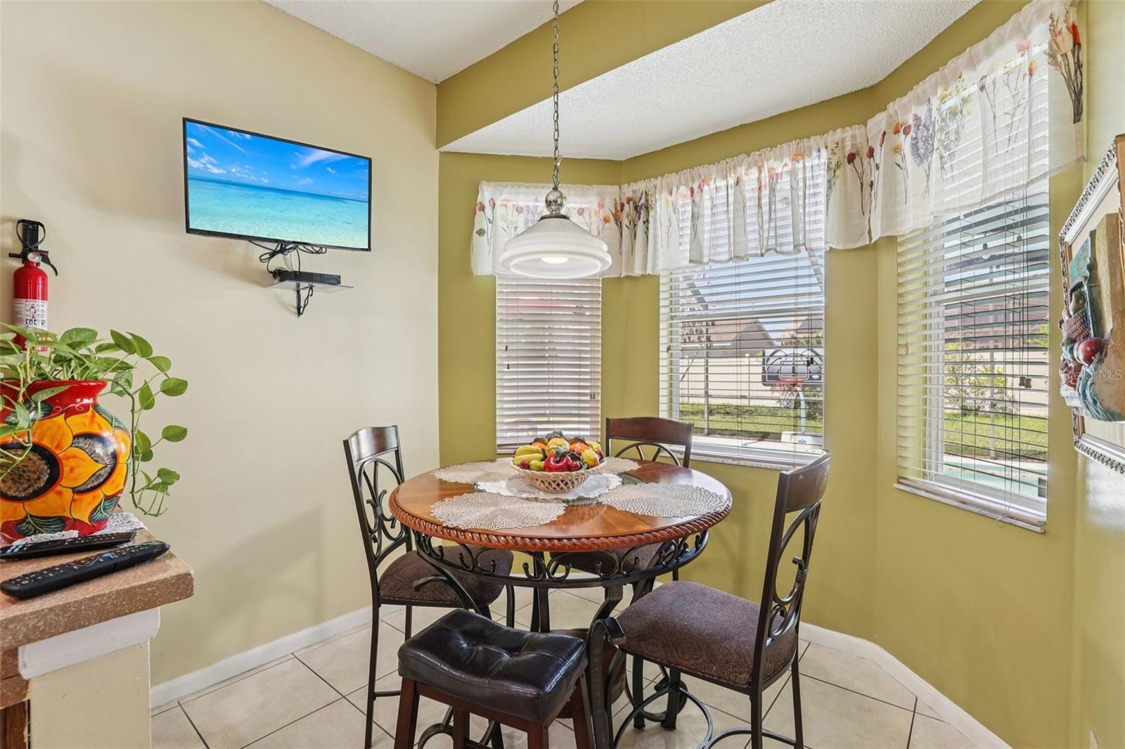 Image 9 of 40 For 3521 Molona Drive