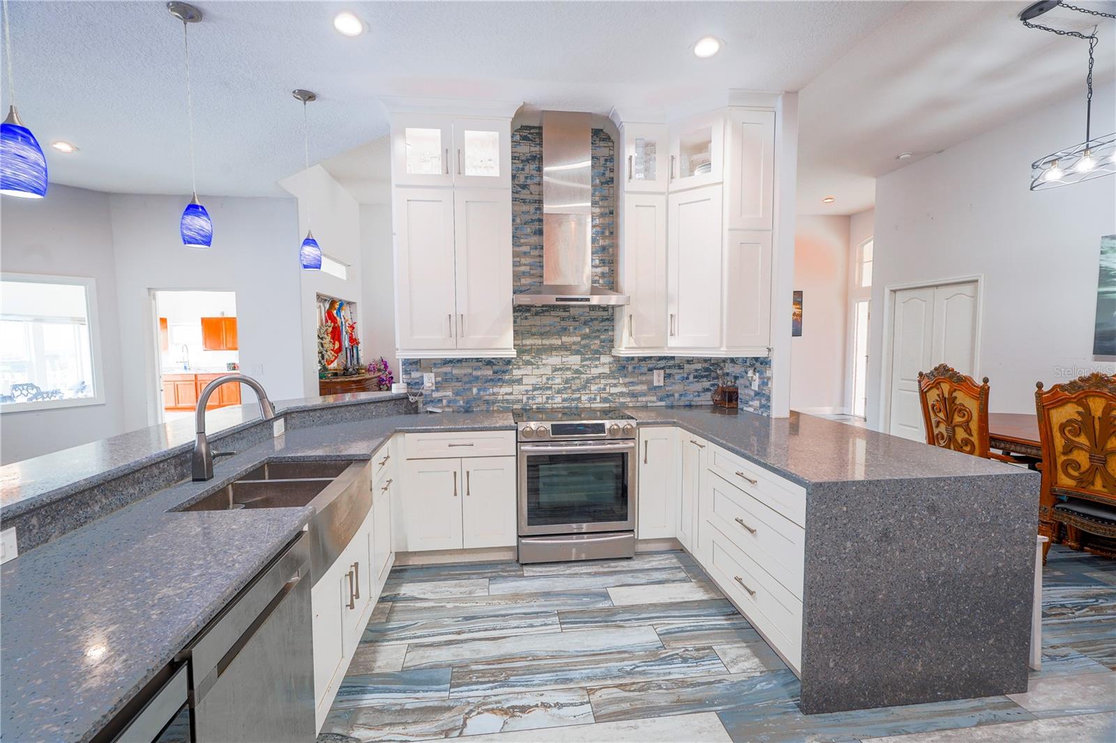 Listing photo id 10 for 2145 Porpoise Street