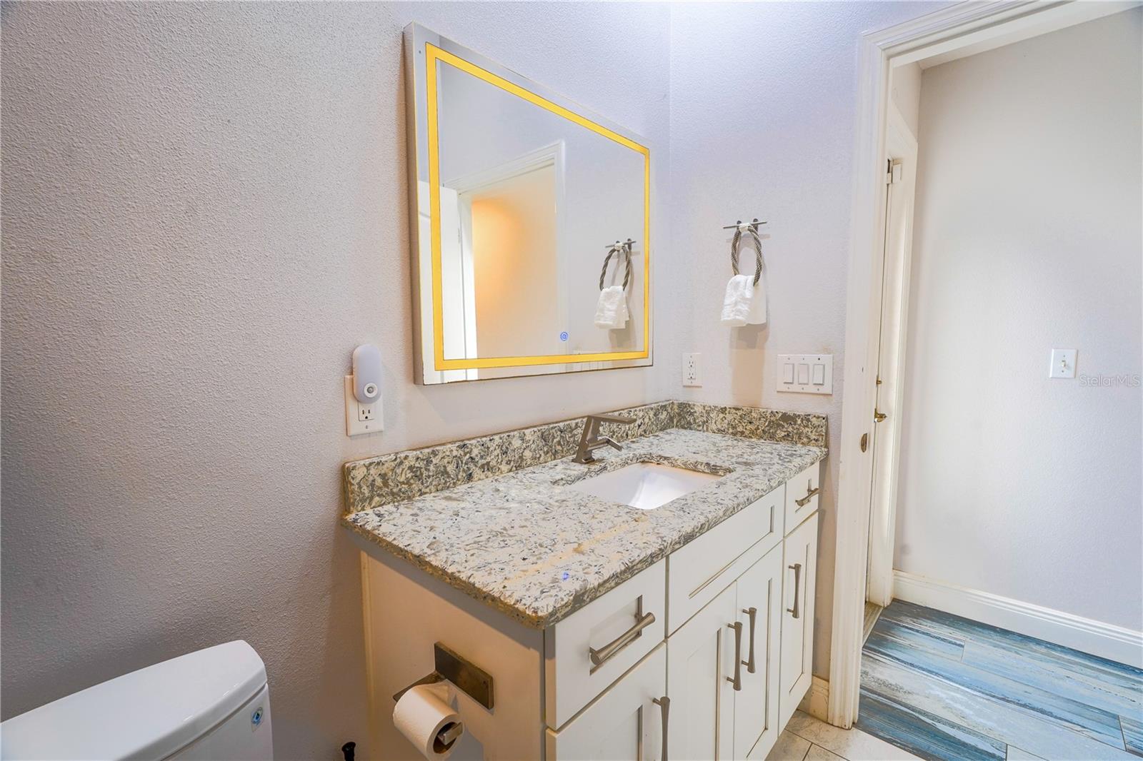 Listing photo id 12 for 2145 Porpoise Street