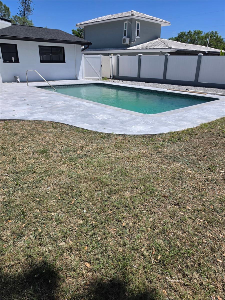 Listing photo id 8 for 4310 Huntington Street Ne