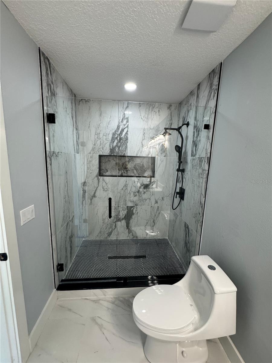 Listing photo id 6 for 4310 Huntington Street Ne