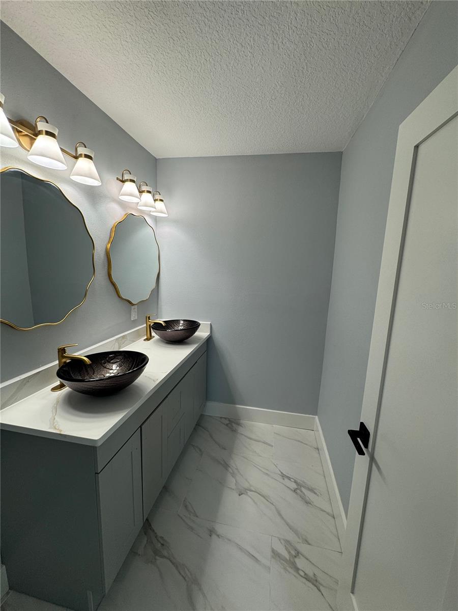 Listing photo id 7 for 4310 Huntington Street Ne