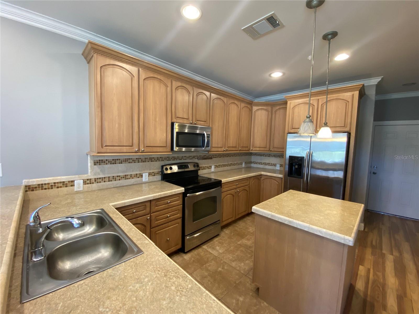 Image 7 of 17 For 653 Symonds Avenue