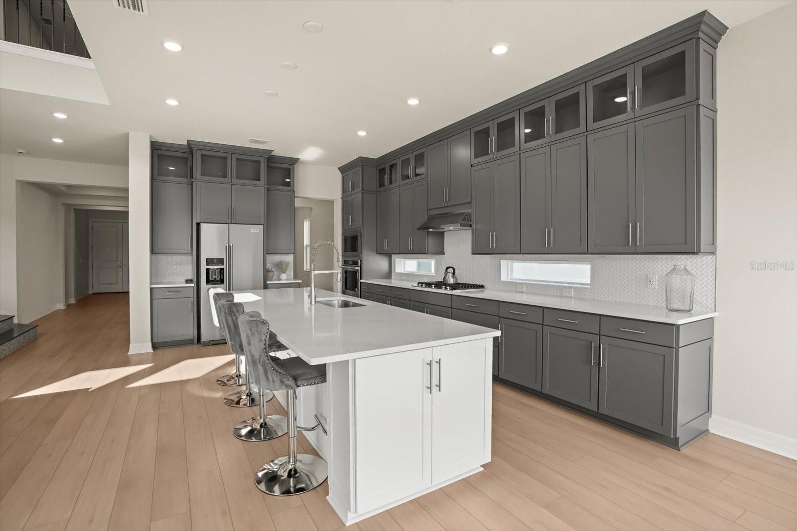 Listing photo id 8 for 8352 Park Cliff Way