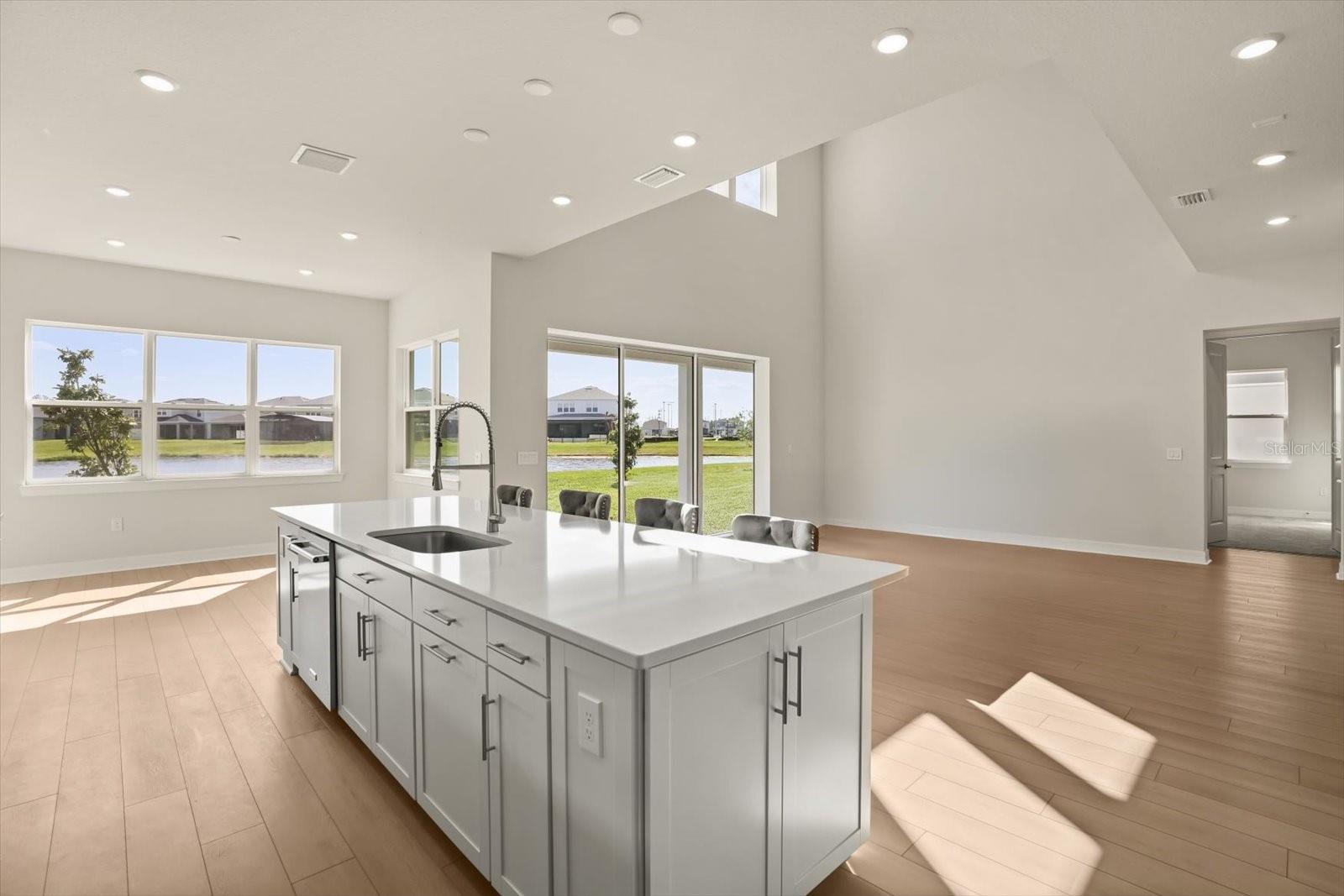 Listing photo id 7 for 8352 Park Cliff Way