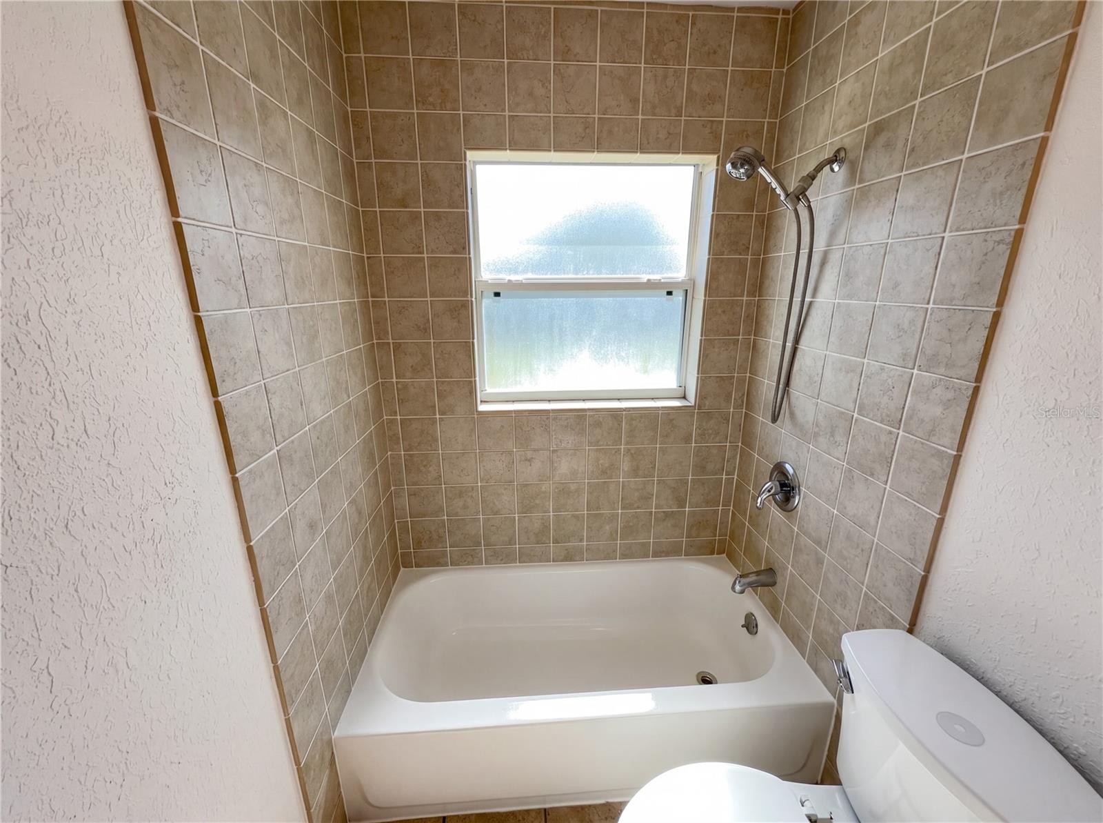 Image 17 of 23 For 804 Hampton Way