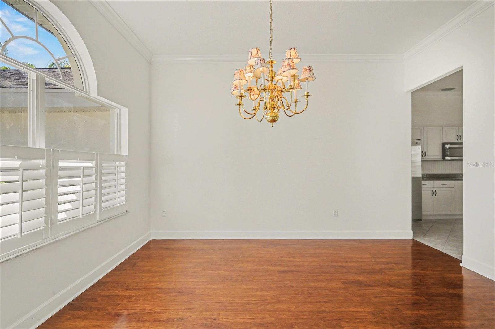 Image 12 of 39 For 8 Fox Cliff Way