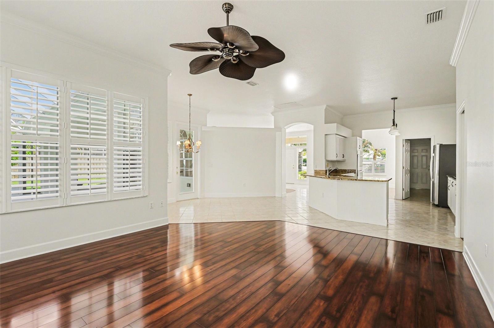 Image 14 of 39 For 8 Fox Cliff Way